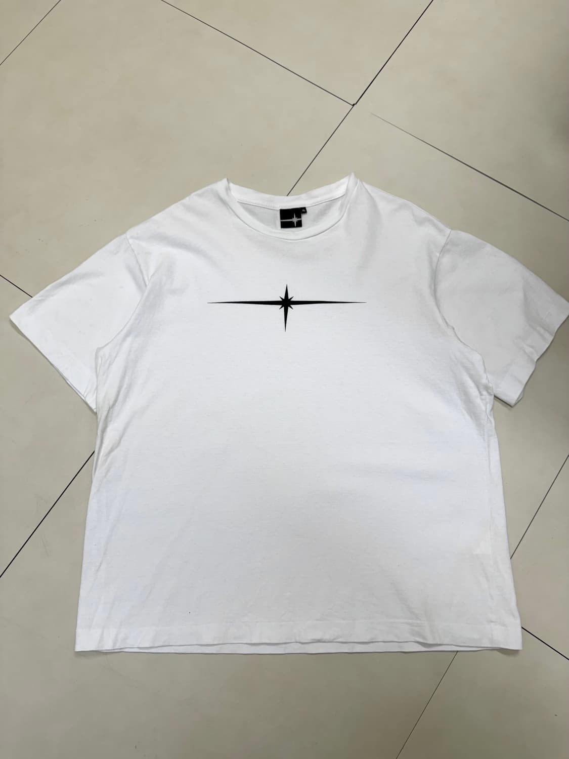 틸던 시그니처 빅로고 미니멀 화이트 반팔 티셔츠 상품이미지1