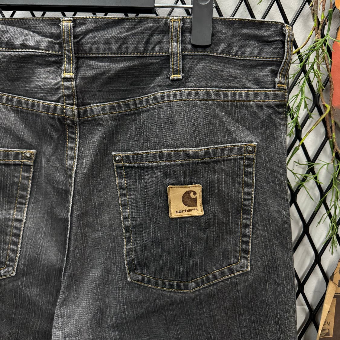 칼하트 슬림핏 흑청 데님 팬츠 후면 포켓 로고 포인트 상품이미지6