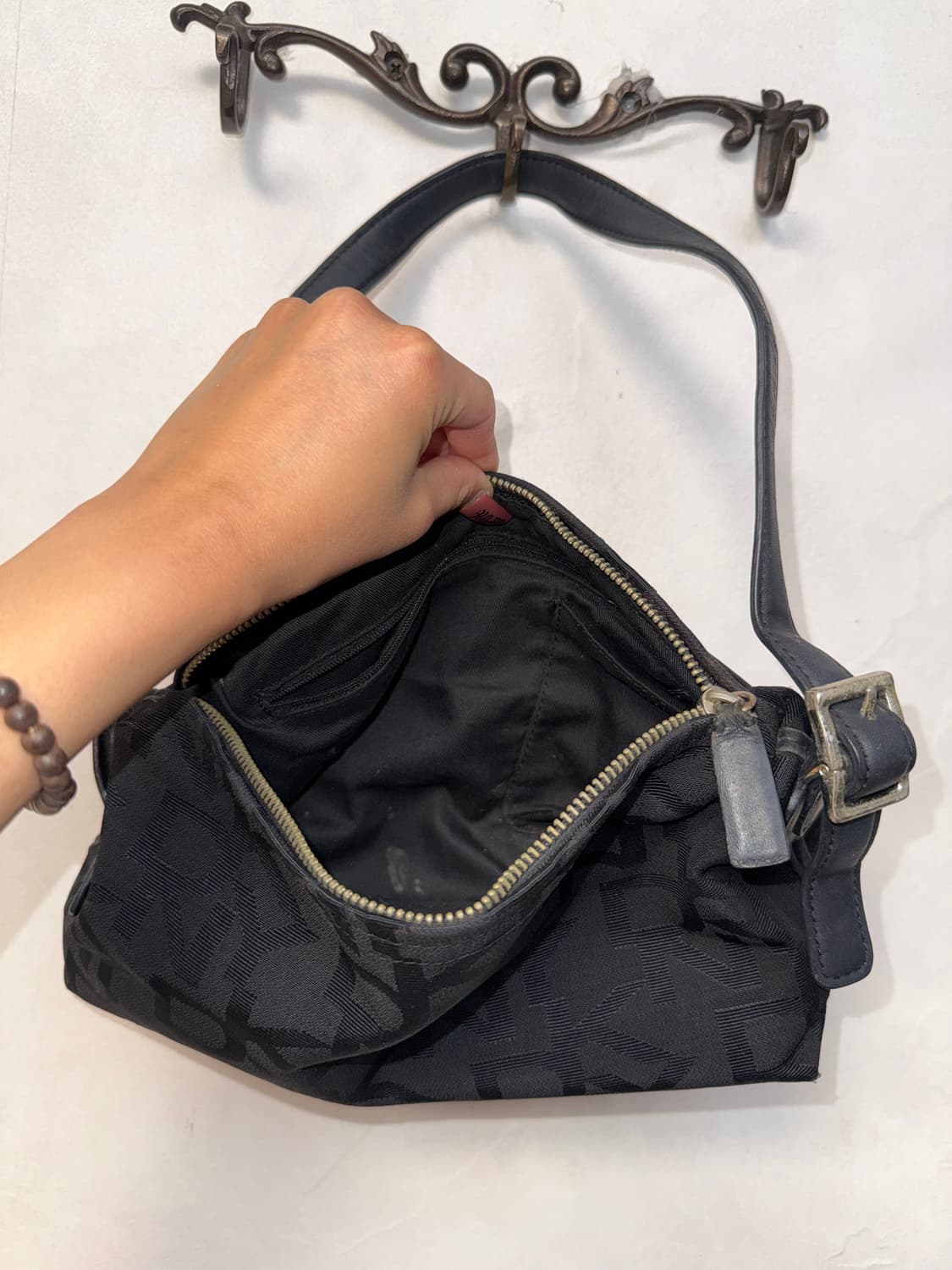 DKNY black jacquard logo shoulder bag 상품이미지5