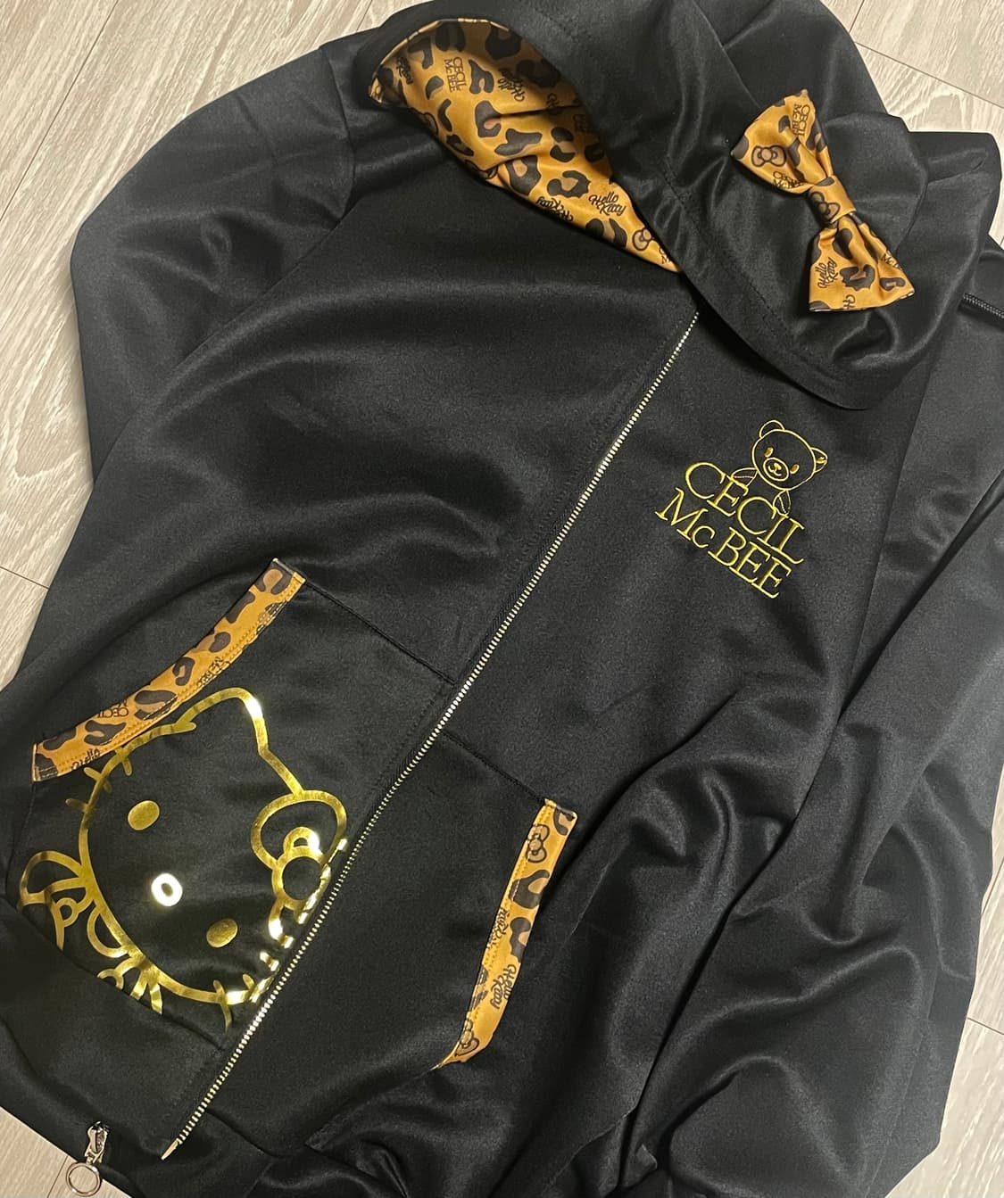 세실맥비 돈키호테 헬로 키티 콜라보 셋업 트레이닝 집업 후드집업 상품이미지1