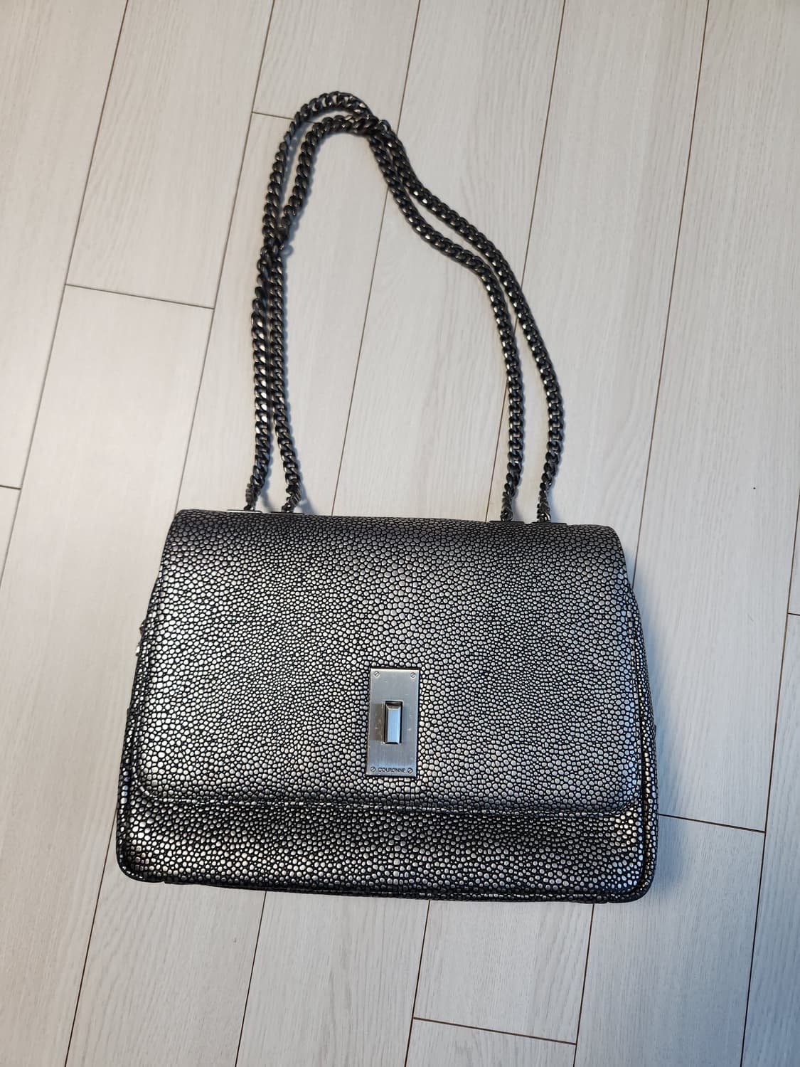 새상품급)쿠론 체인백 크로스백
여러 중고사이트에도 같이 판매하고 있어서  상품이미지1