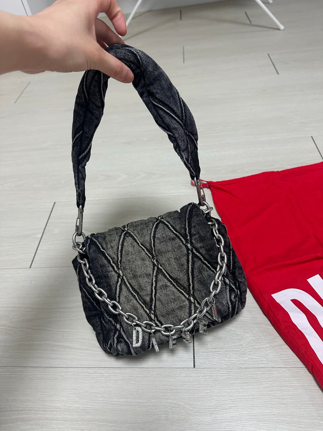 디젤 참 D 데님 숄더백 블랙 상품이미지8