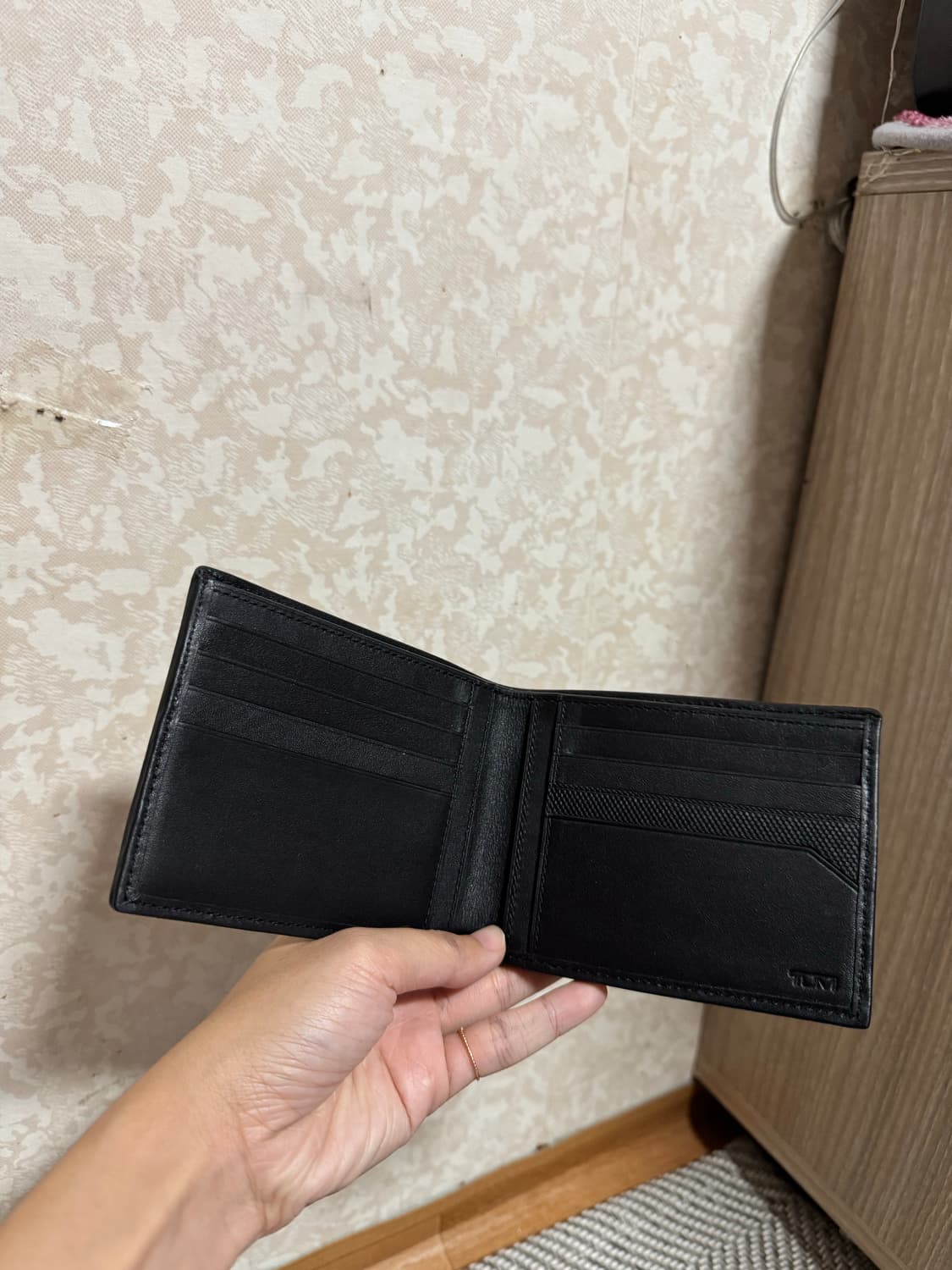 투미 반지갑 거의새것 상품이미지4