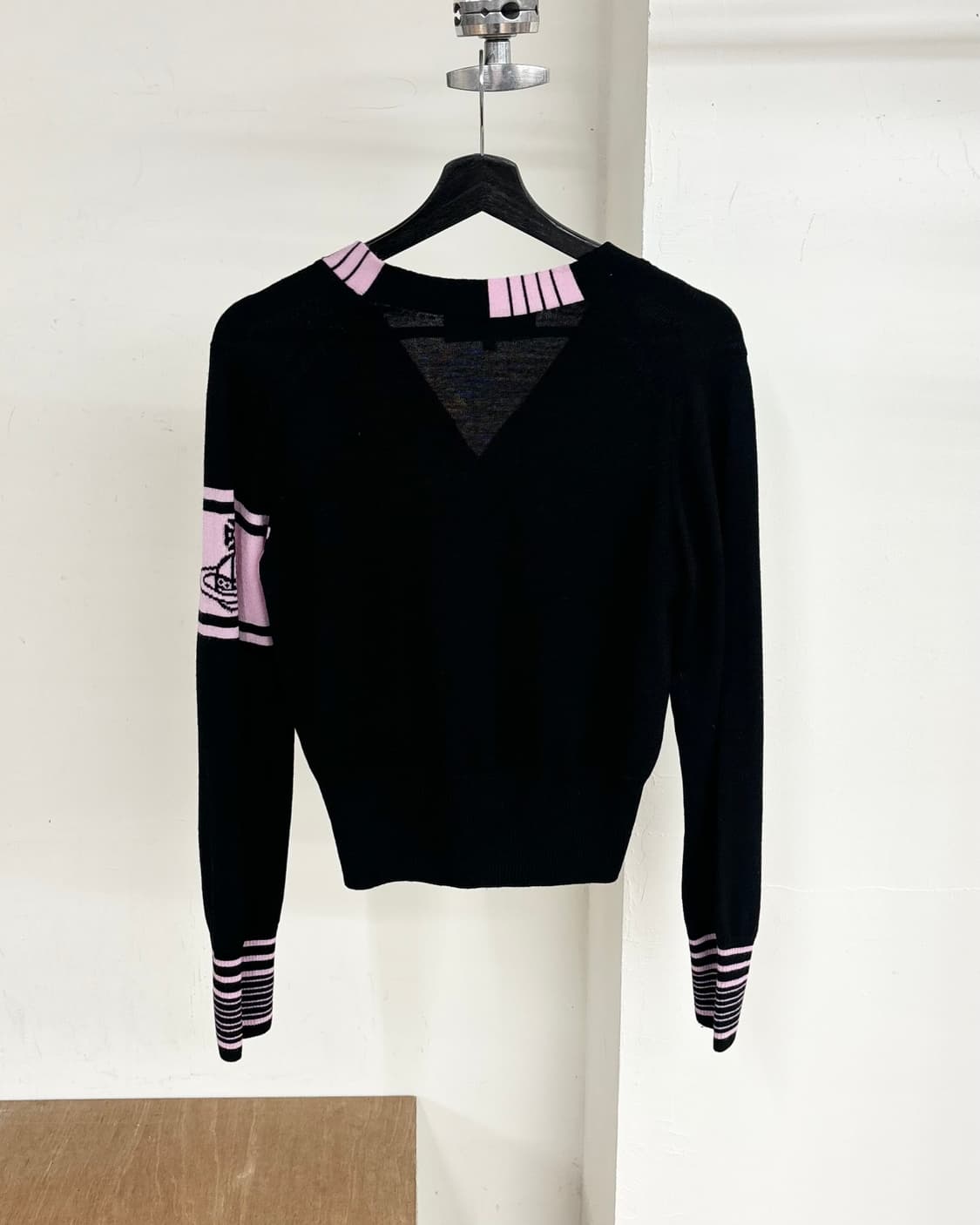 비비안 웨스트우드 블랙 핑크 브이넥 가디건  상품이미지6