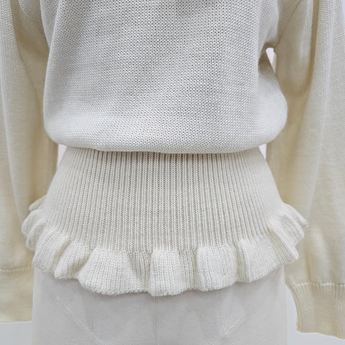 플라워 코사지 프릴 터틀넥 니트  상품이미지7