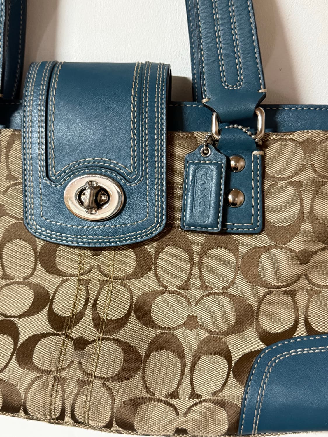 마지막 할인 코치 y2k 시그니처라인 자카드 블루 레더 숄더백 상품이미지3