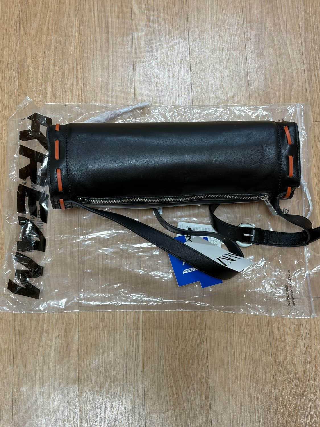 아더에러 X 자라 스티치 레더 크로스백 블랙 상품이미지3