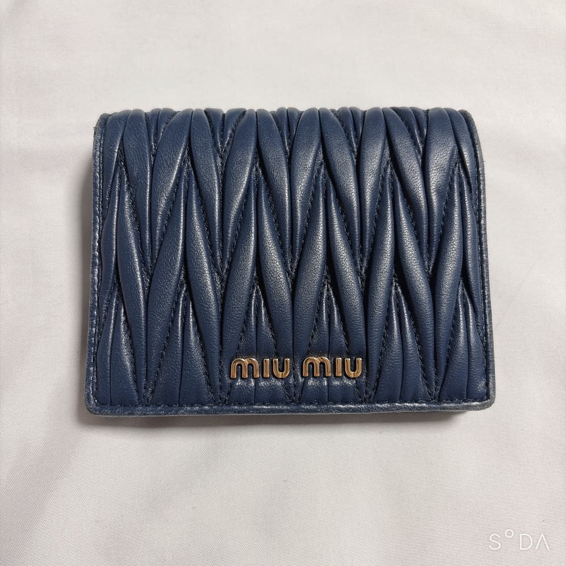 미우미우 마테라쎄 반지갑 네이비 상품이미지1