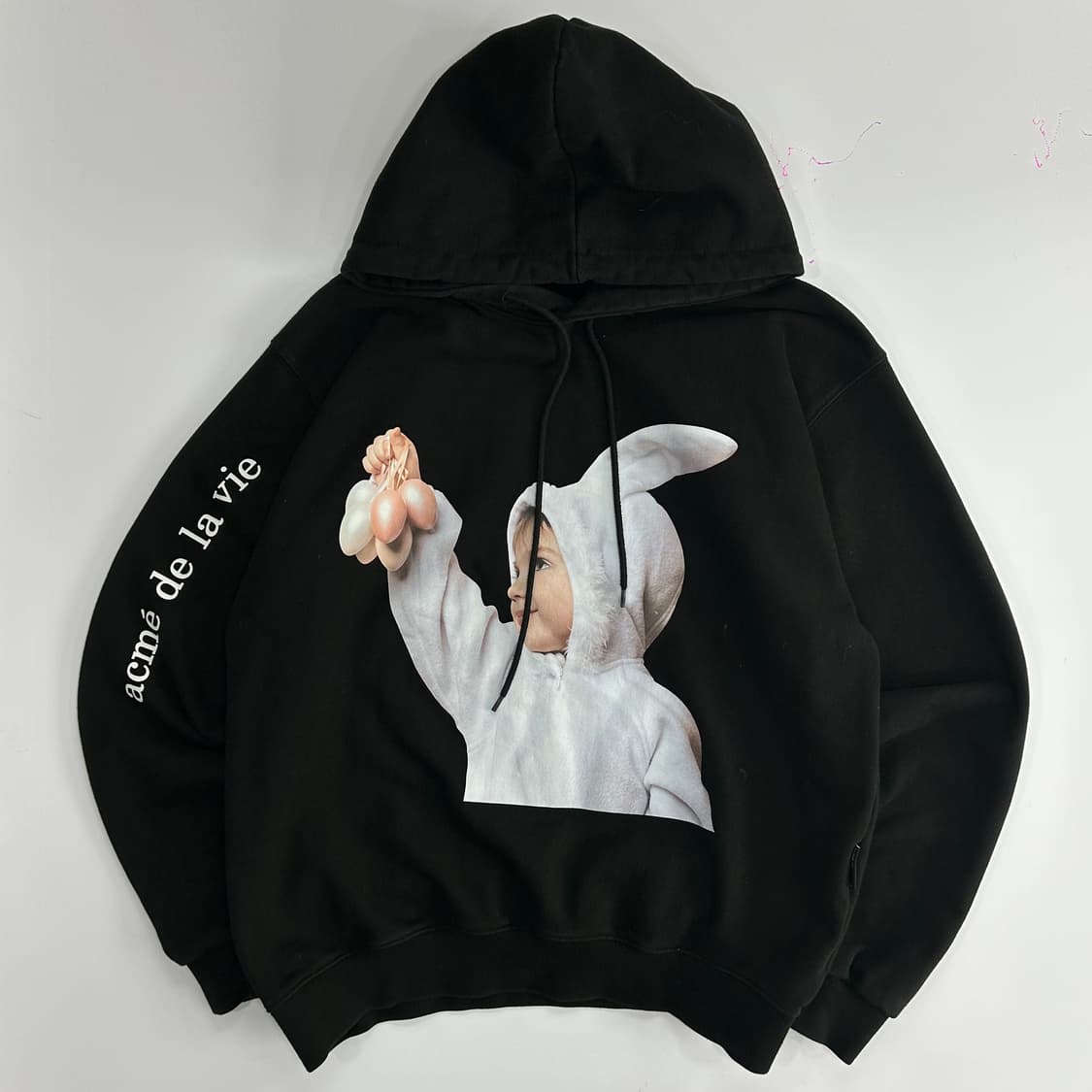 Acme de la vie 아크메드라비 사이드&백 로고 블랙 후드티  상품이미지3