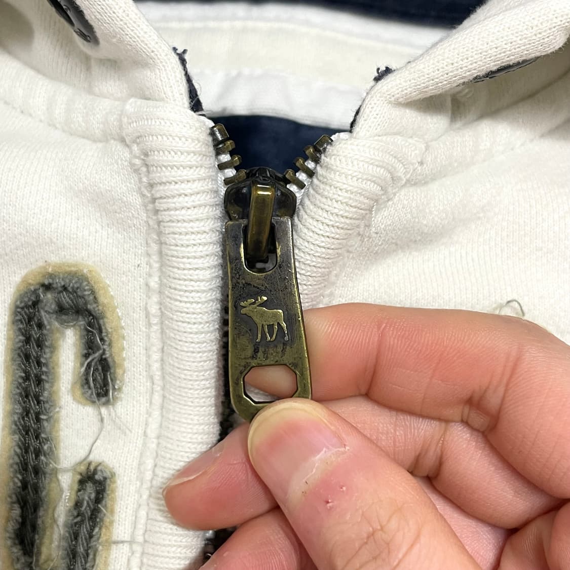 아베크롬비 스펠로고 화이트 기모 후드집업 여성S 상품이미지3