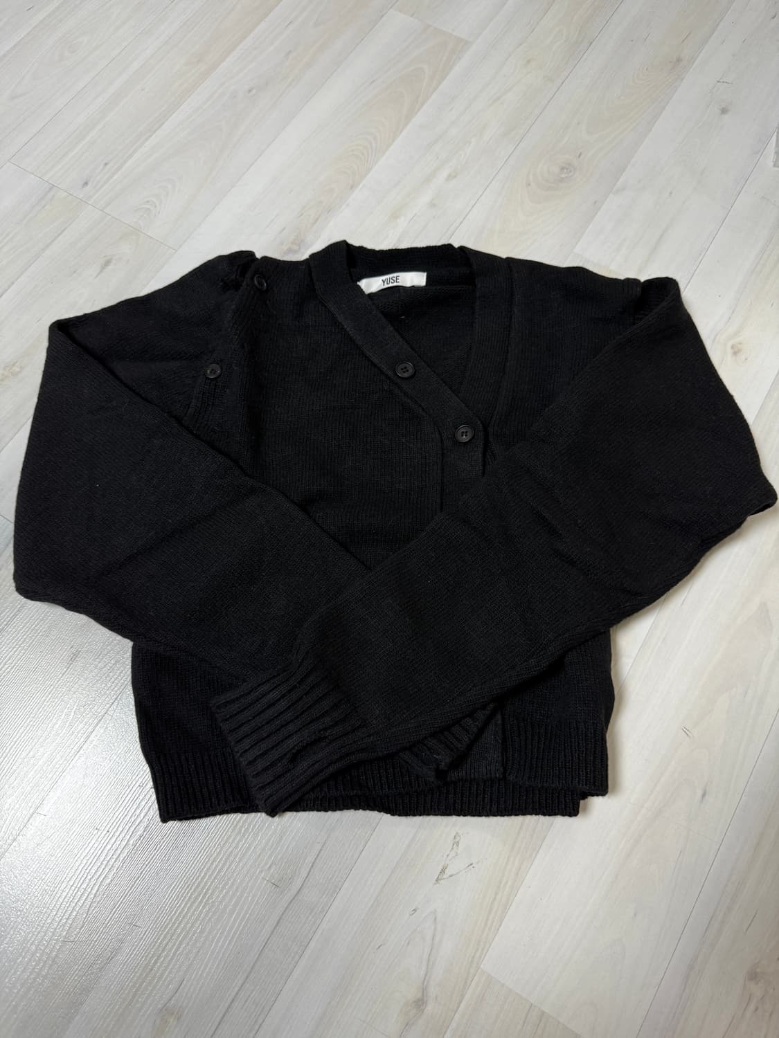 유즈 캐시미어 언발란스 숄더 컷 크롭 니트 가디 건 블랙 상품이미지10