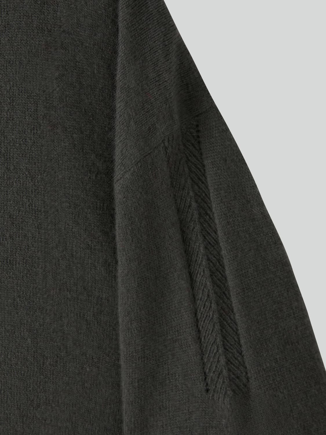 CONTRAST LAYERED V-NECK KNIT TOP  상품이미지3