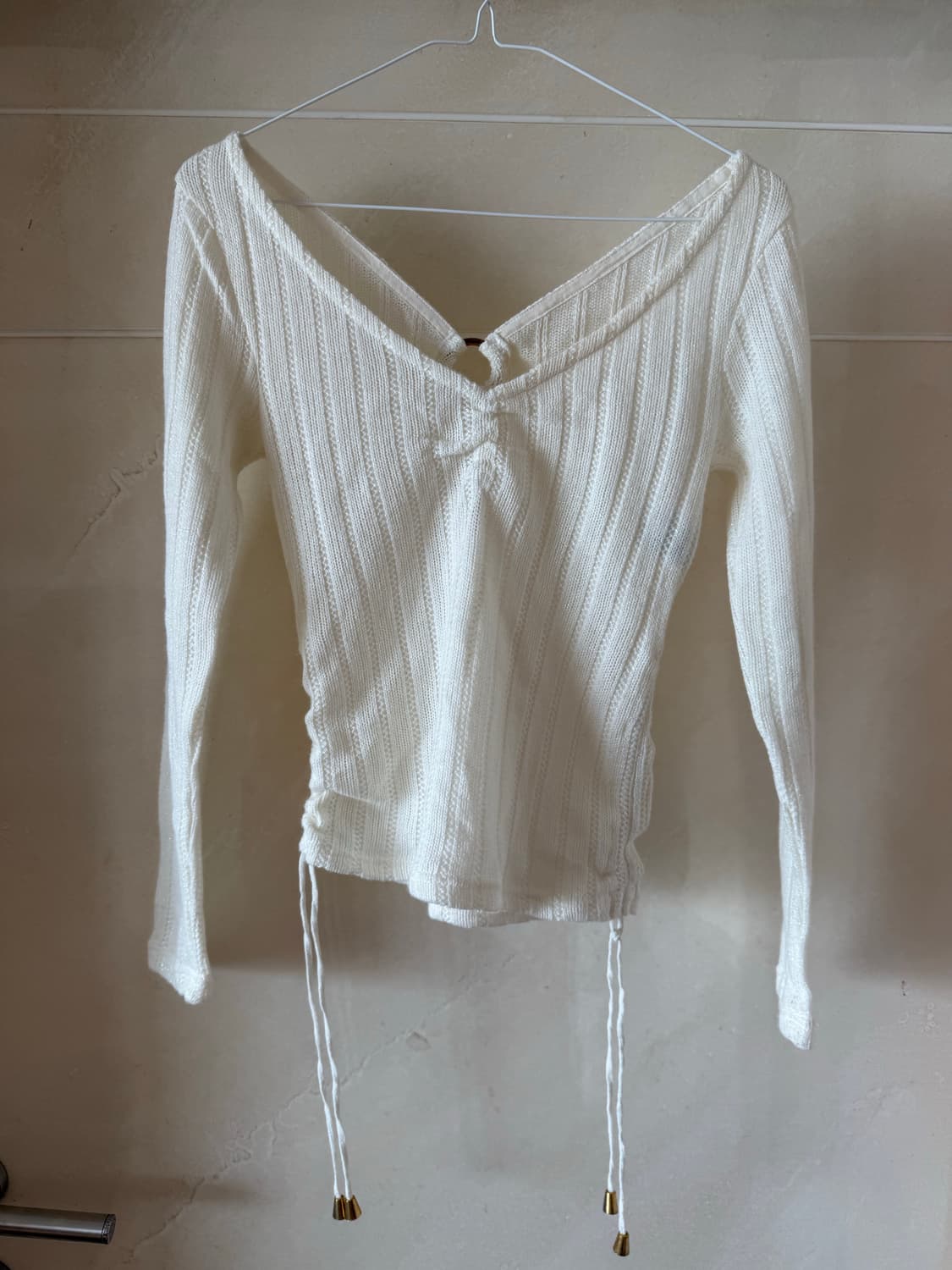 Vintage White V-Neck Shirred Knit Top 상품이미지1