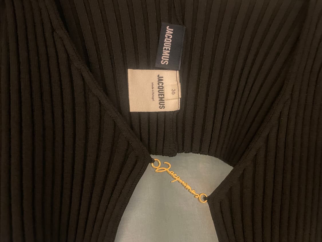 36) 자크뮈스 로고 참 크롭 가디건 블랙 상품이미지3