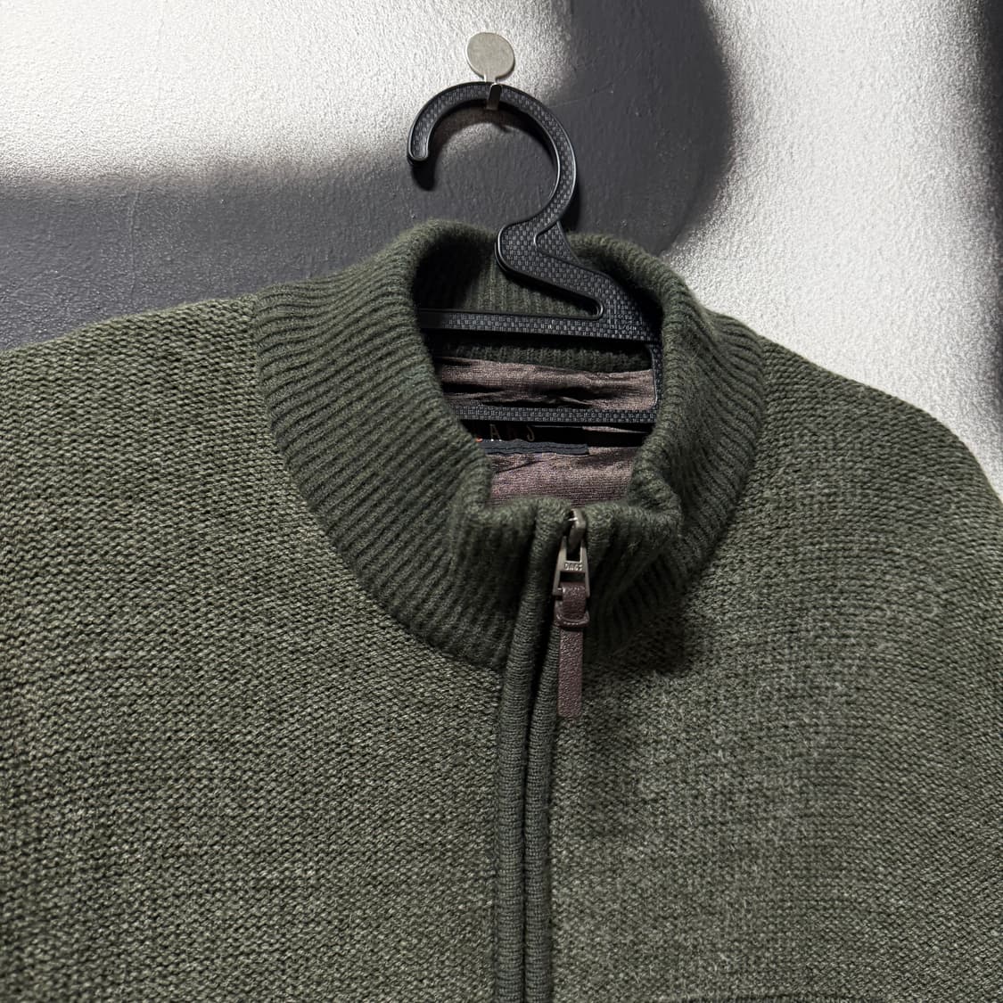 닥스 원 포인트 가죽 패치 디테일 울 혼방 집업 니트 자켓 상품이미지3