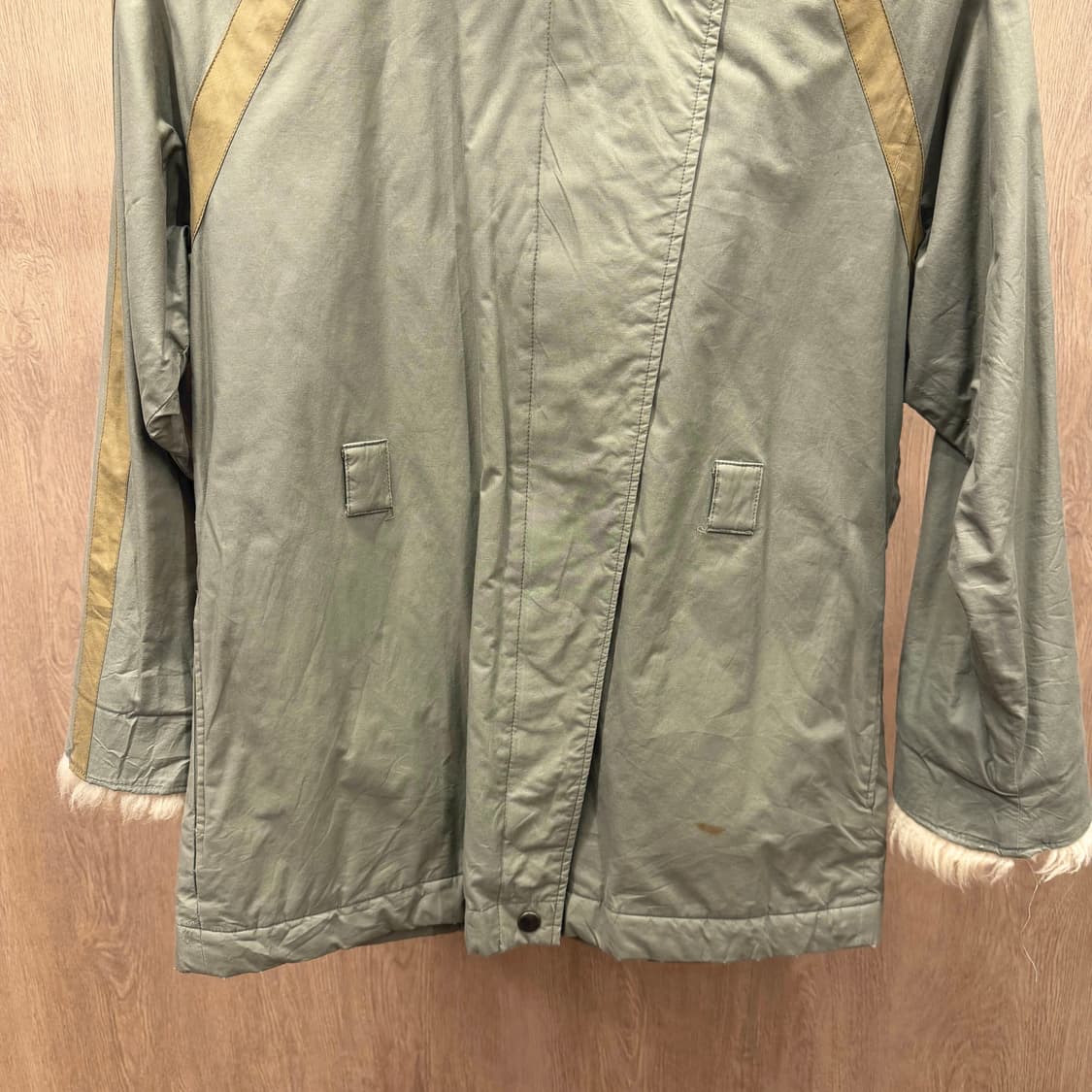 지방시 야상 자켓 후드 퍼 트리밍 배색 라인 레드 코튼 안감 디테일 카키 상품이미지5