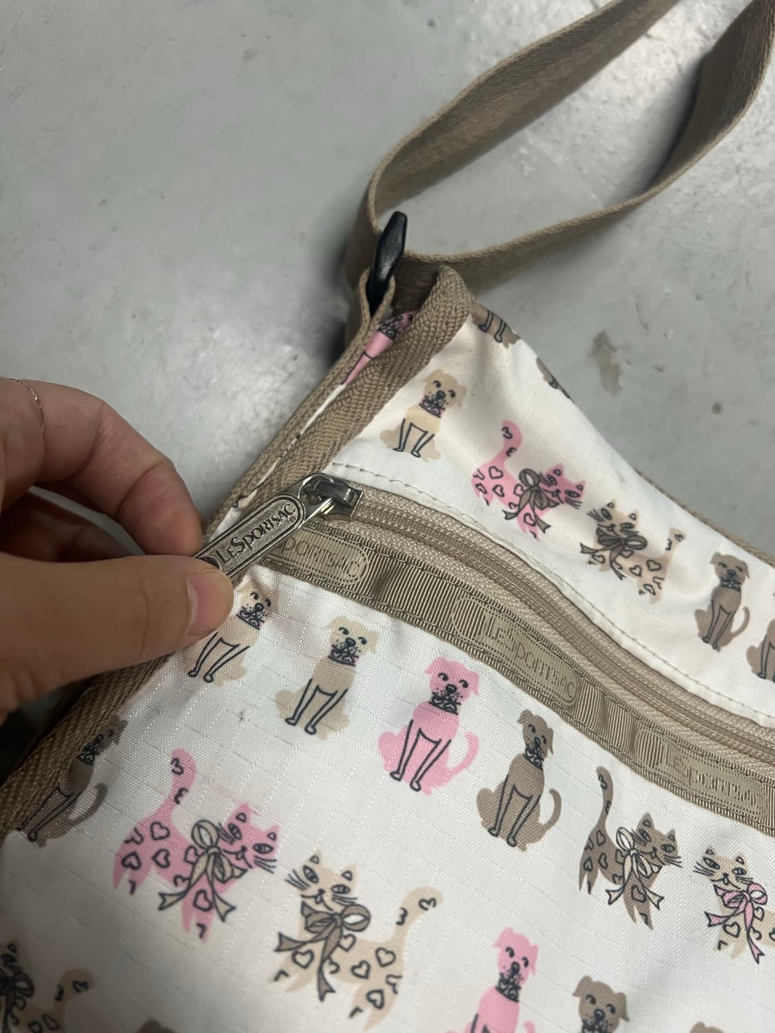 Lesportsac 레스포삭 cat&doG 크로스백 상품이미지2
