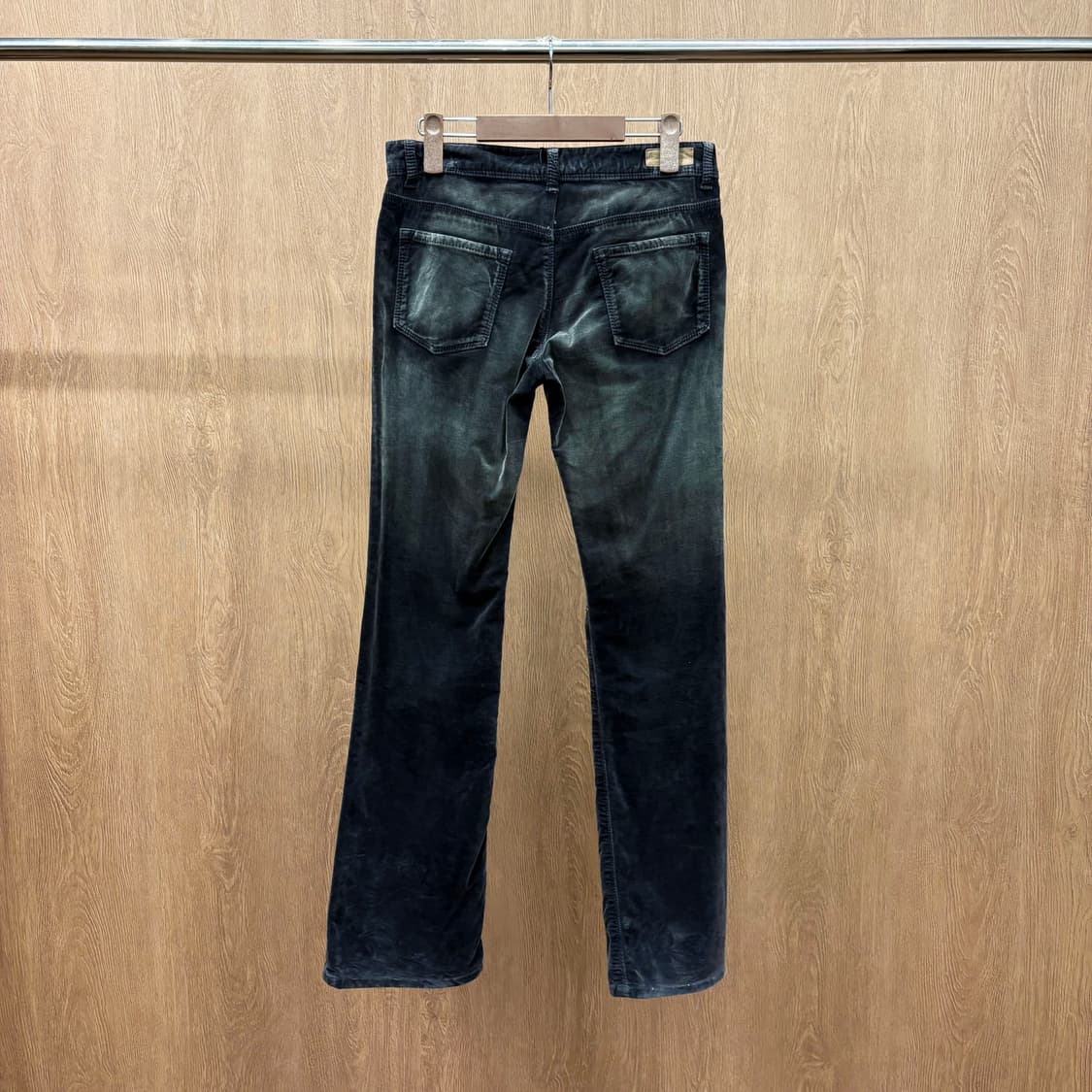 폴스미스 부츠컷 팬츠 코듀로이 벨벳 그라데이션 워싱 버튼 디테일 흑청 상품이미지3