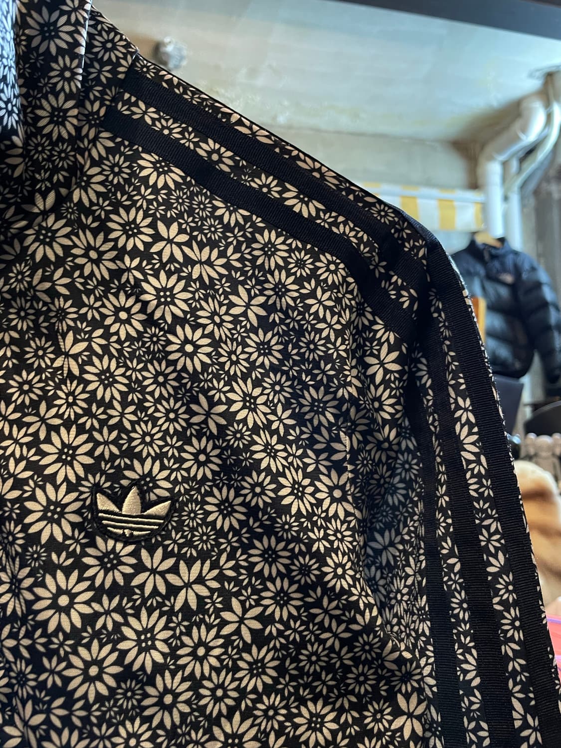 아디다스 오리지널스 플라워 패턴 트랙탑 저지 자켓 블랙  상품이미지3