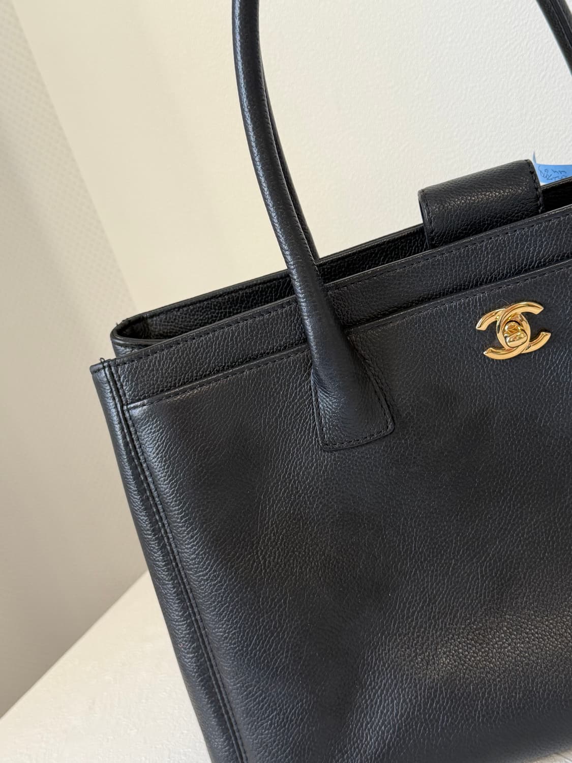 샤넬 블랙 서프백 가죽 토트백 금장 로고 상품이미지8