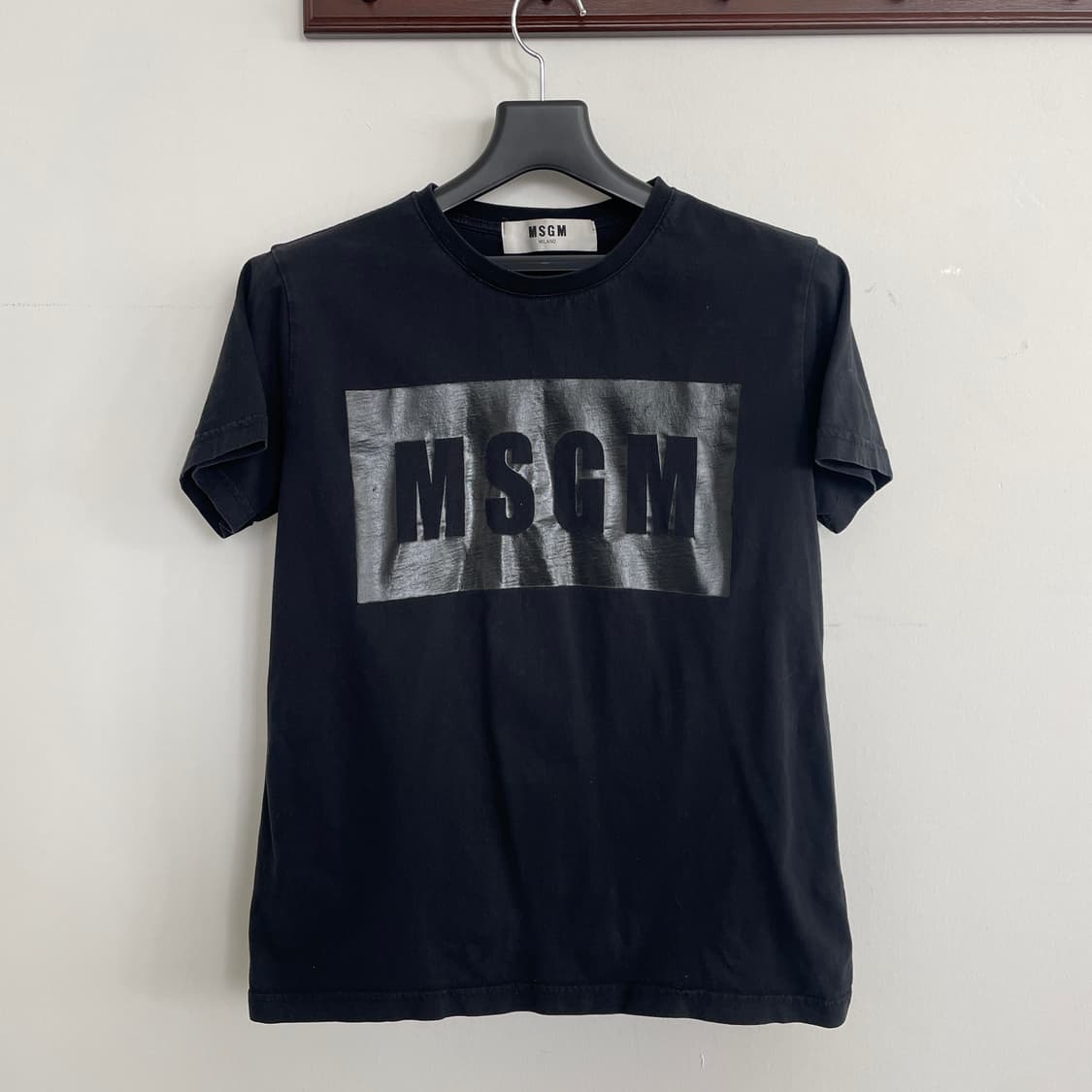 MSGM M,66 브러시드 로고 블랙 반팔 티셔츠 상품이미지1