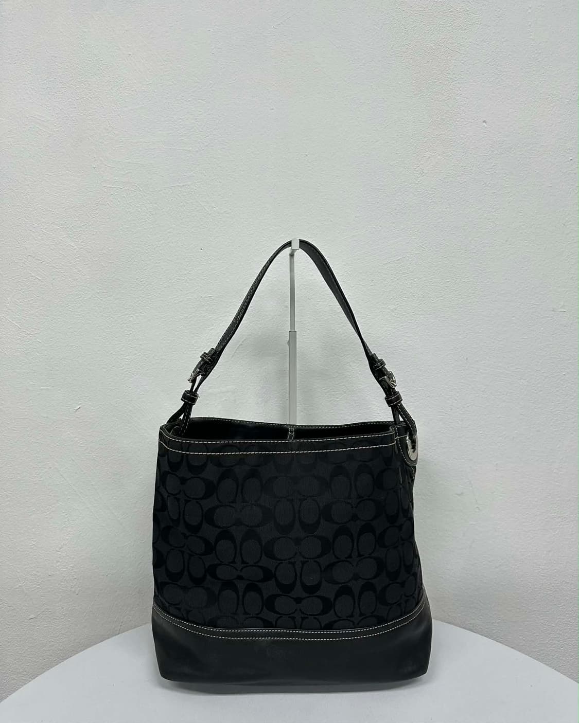 코치 시그니처 C자가드 가죽 숄더 버킷백 상품이미지1