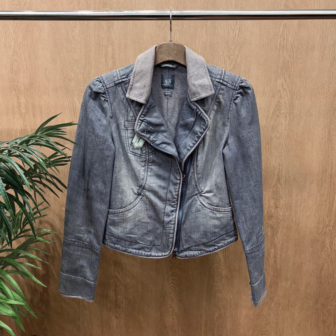 아르마니 익스체인지 데님 자켓 비대칭 절개 스티치 디테일 라이트 그레이 상품이미지1