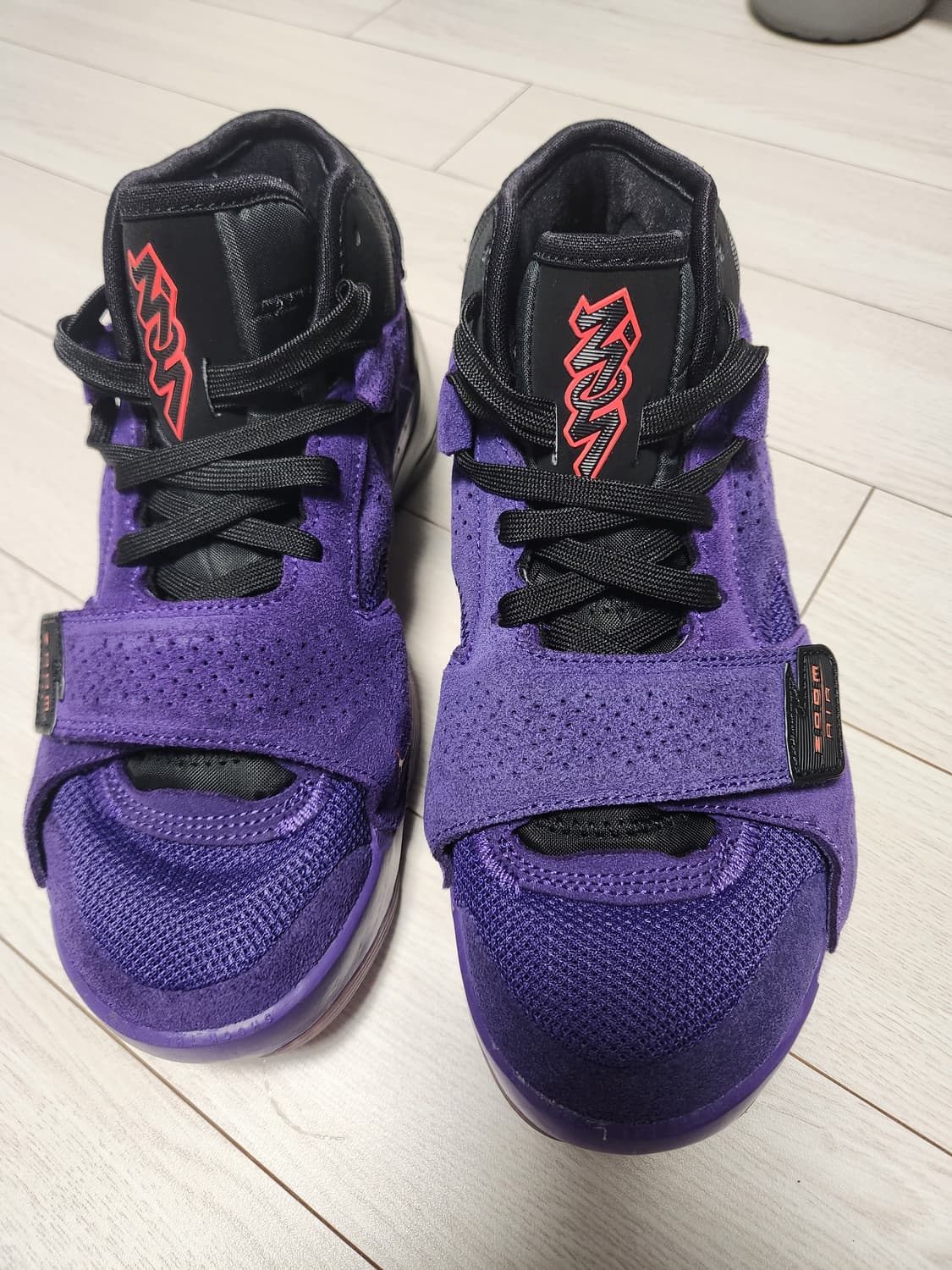 나이키 조던 자이언 2 PF 코트 퍼플 블랙 사이즈250

오염 하자없이 상품이미지3