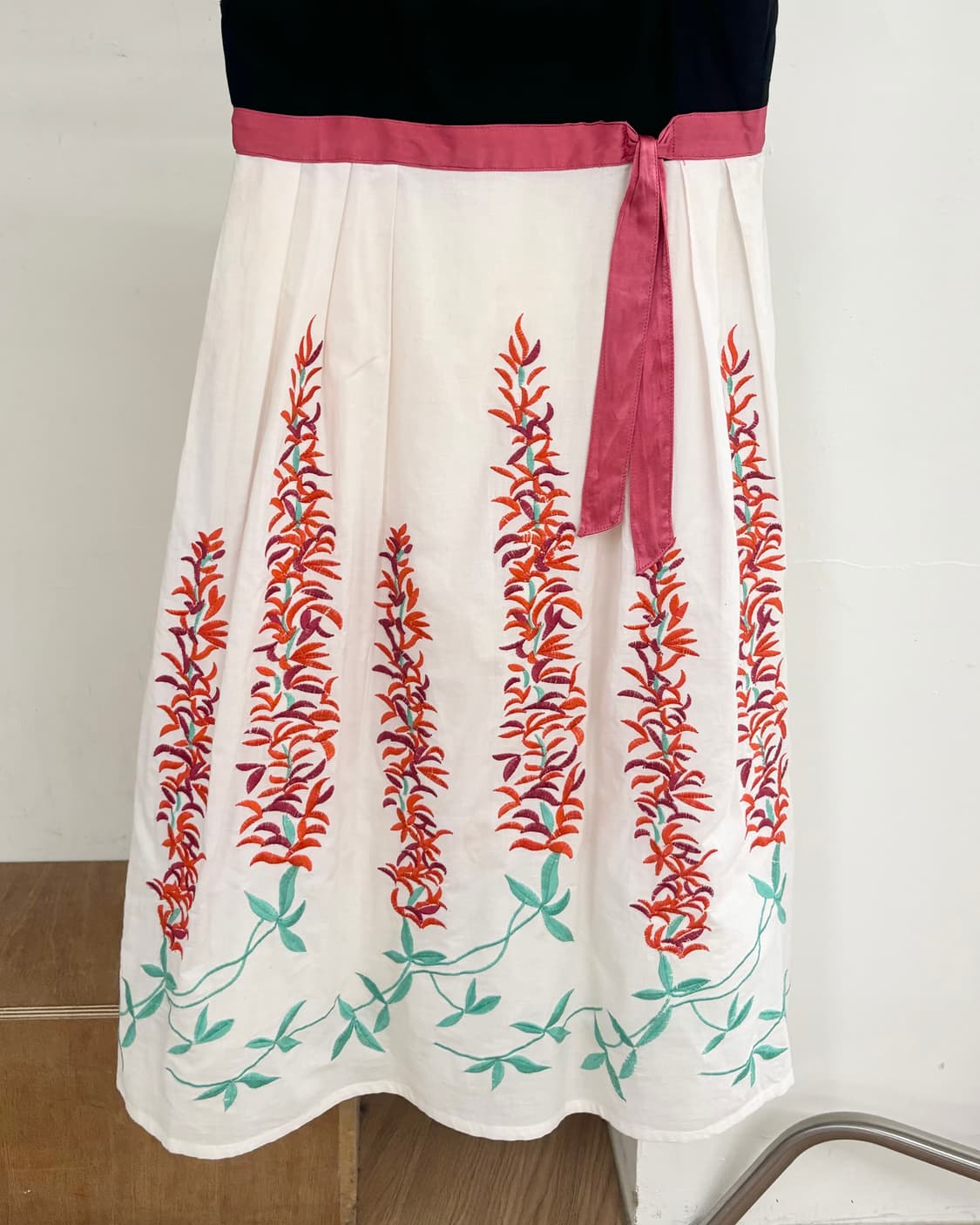 미우미우 엠브로이드 플라워 디테일 슬리브리스 원피스 상품이미지5