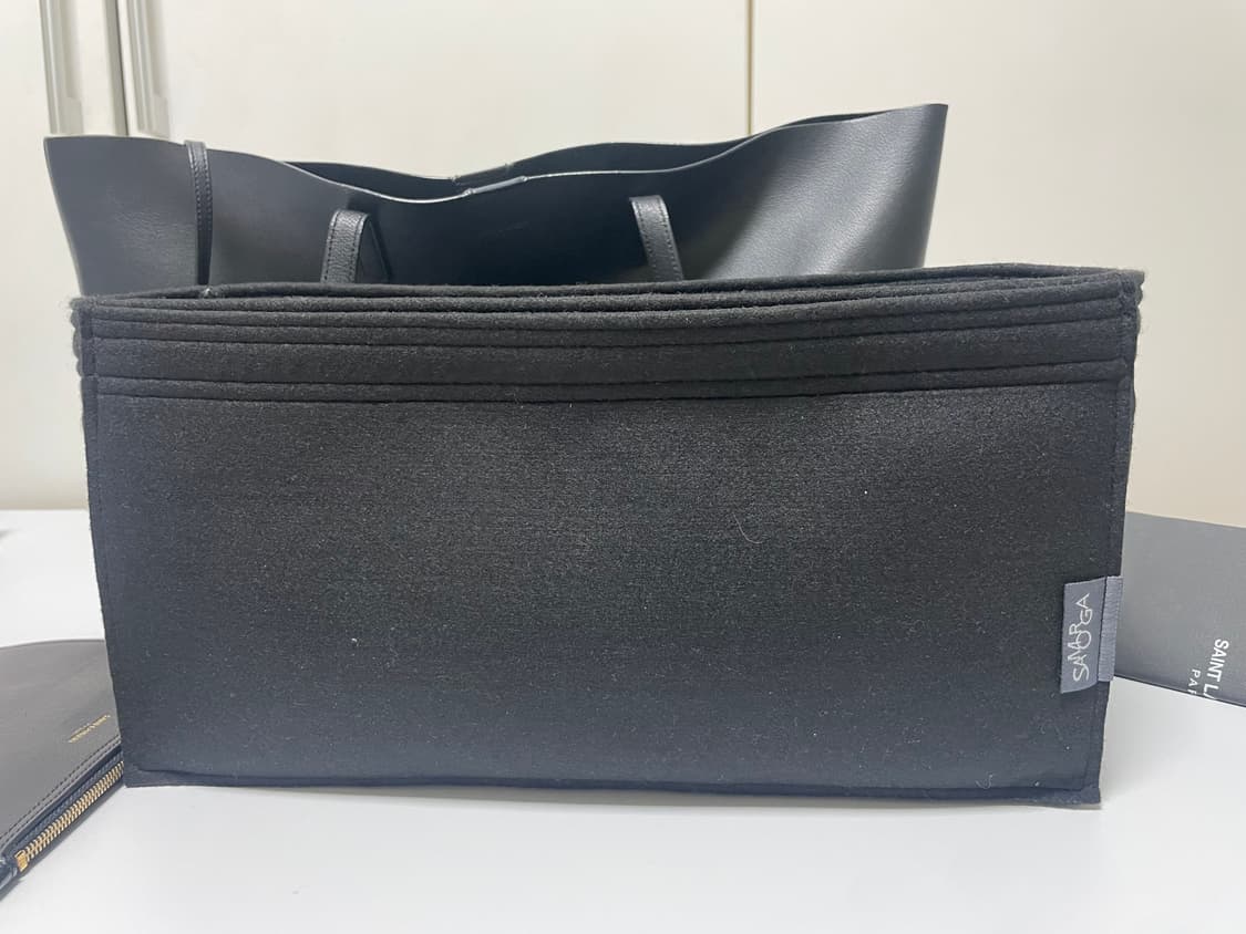 생로랑 이스트웨스트 레더 쇼퍼백 블랙(현대백화점본점구매) 상품이미지10