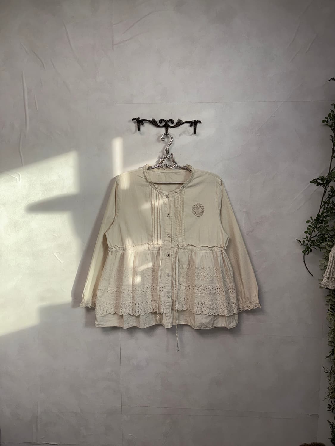 Ivory bohemian punching floral button bl 상품이미지1