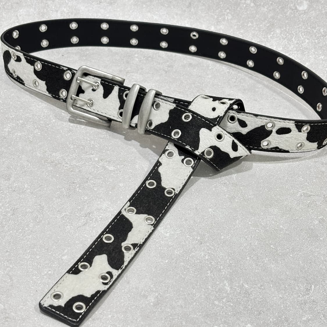 Oribell 스포티드 카우 송치털 아일렛 스터드 롱 벨트 상품이미지1