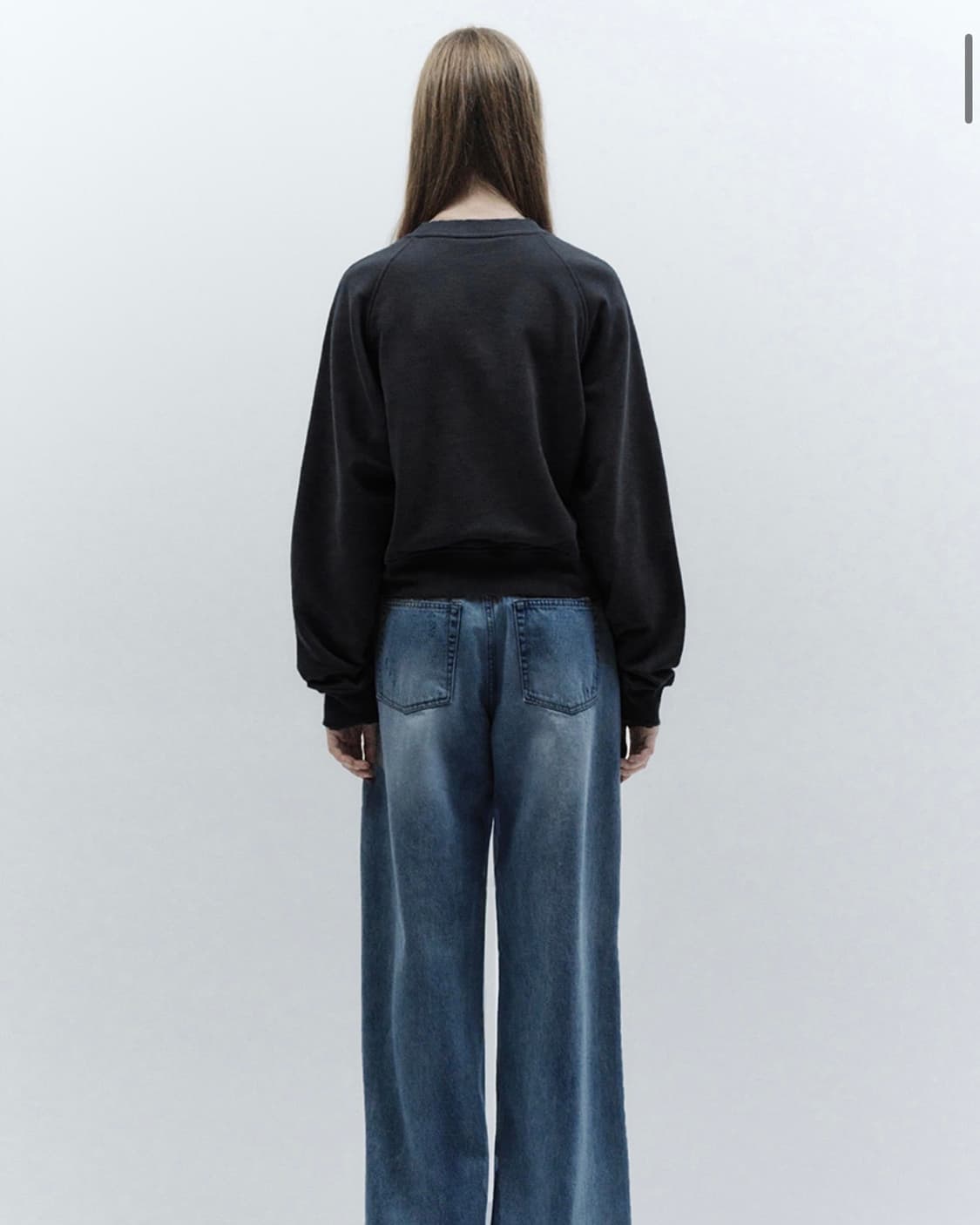 인사일런스 우먼 엠블럼 크롭 스웨트셔츠 WASHED BLACK 상품이미지6