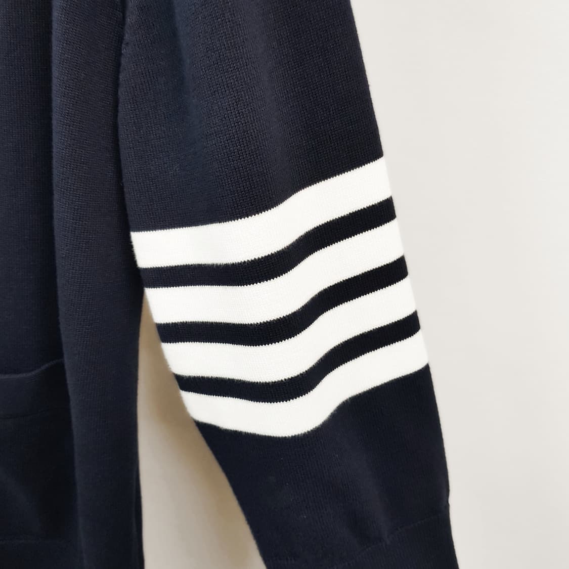 톰브라운 여성 4바 스트라이프 이그재저레이트핏 롱 가디건 FKC424A  상품이미지2