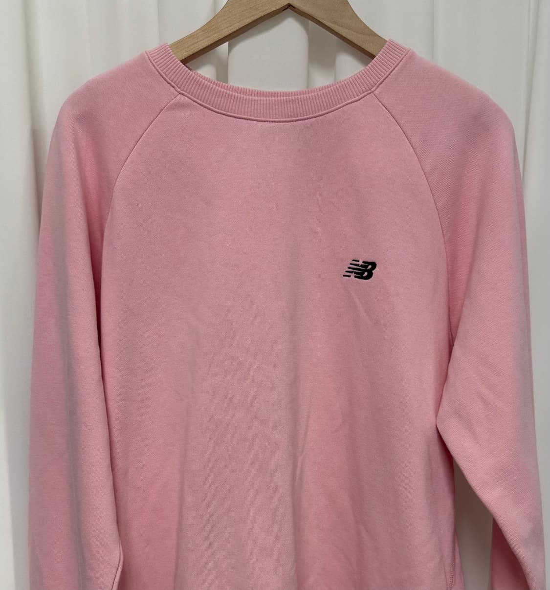 뉴발란스 스몰로고 맨투맨 핑크 상품이미지7
