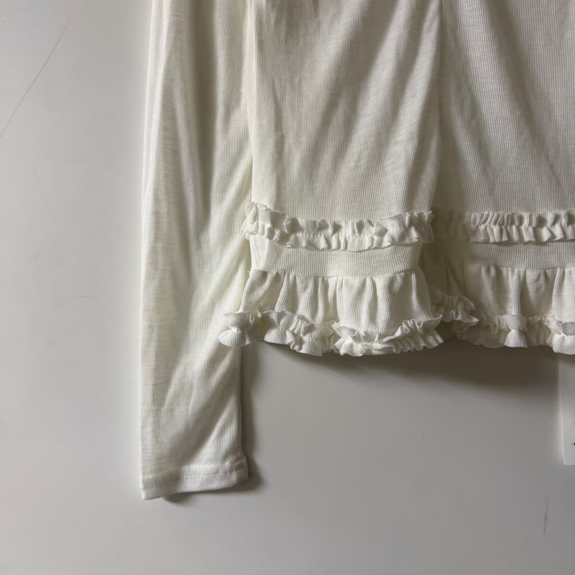 새상품 여자 밑단 프릴 브이넥 긴팔티 상품이미지2