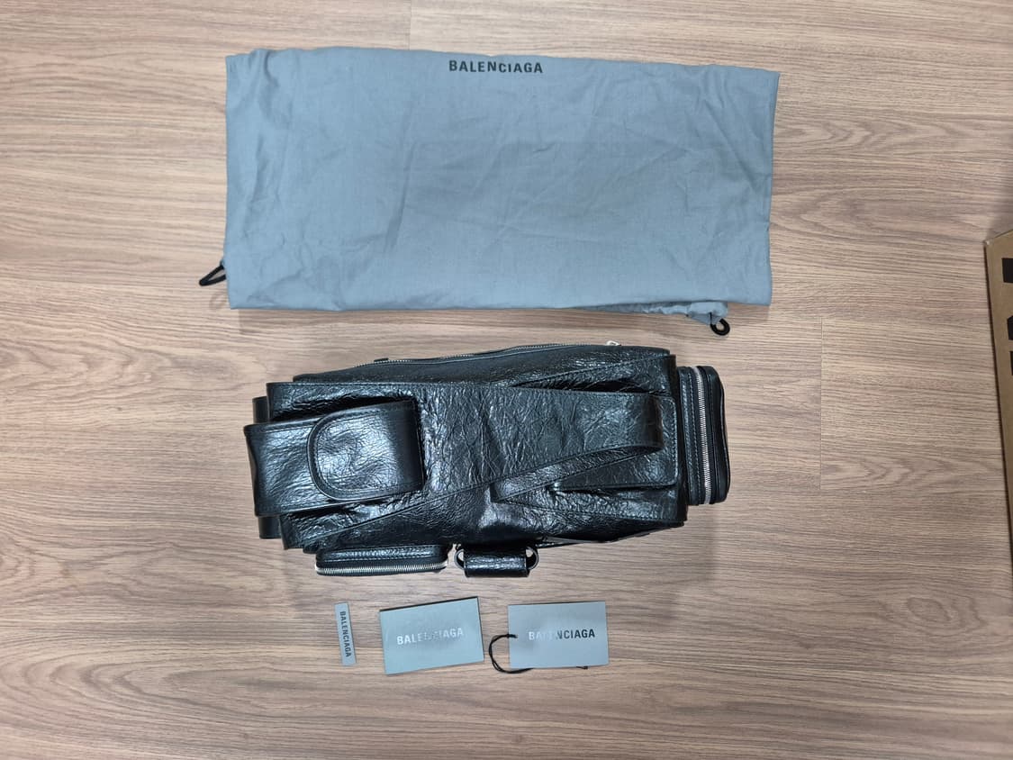 발렌시아가 슈퍼비지 수퍼비지 스몰 슬링백 블랙 상품이미지1