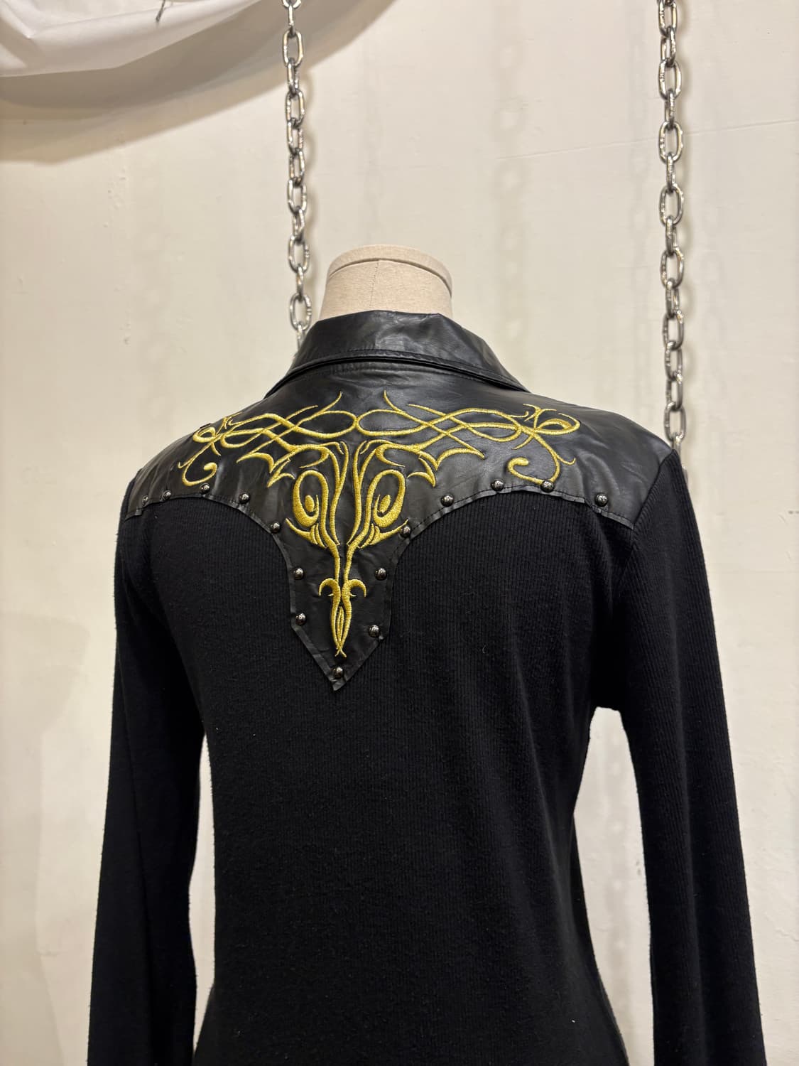 웨스턴 금장 자수 골지 블랙 롱슬리브 상품이미지3