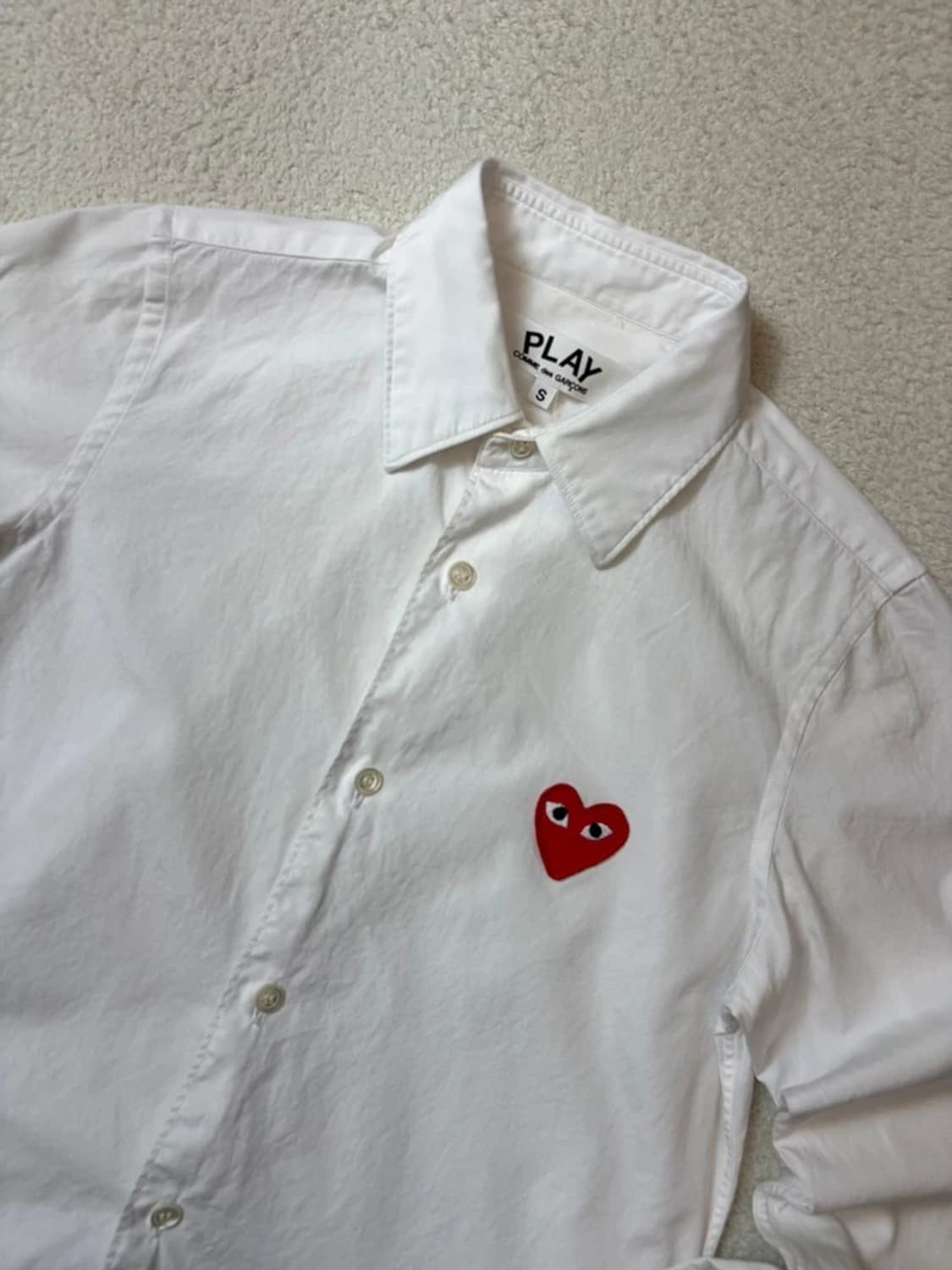 꼼데가르송 시그니처 하트 로고 솔리드 셔츠 PN6497 상품이미지2