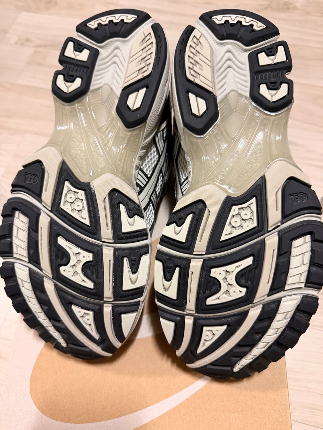 [260] 아식스 언리미티드 젤카야노14 스모크그레이 상품이미지4