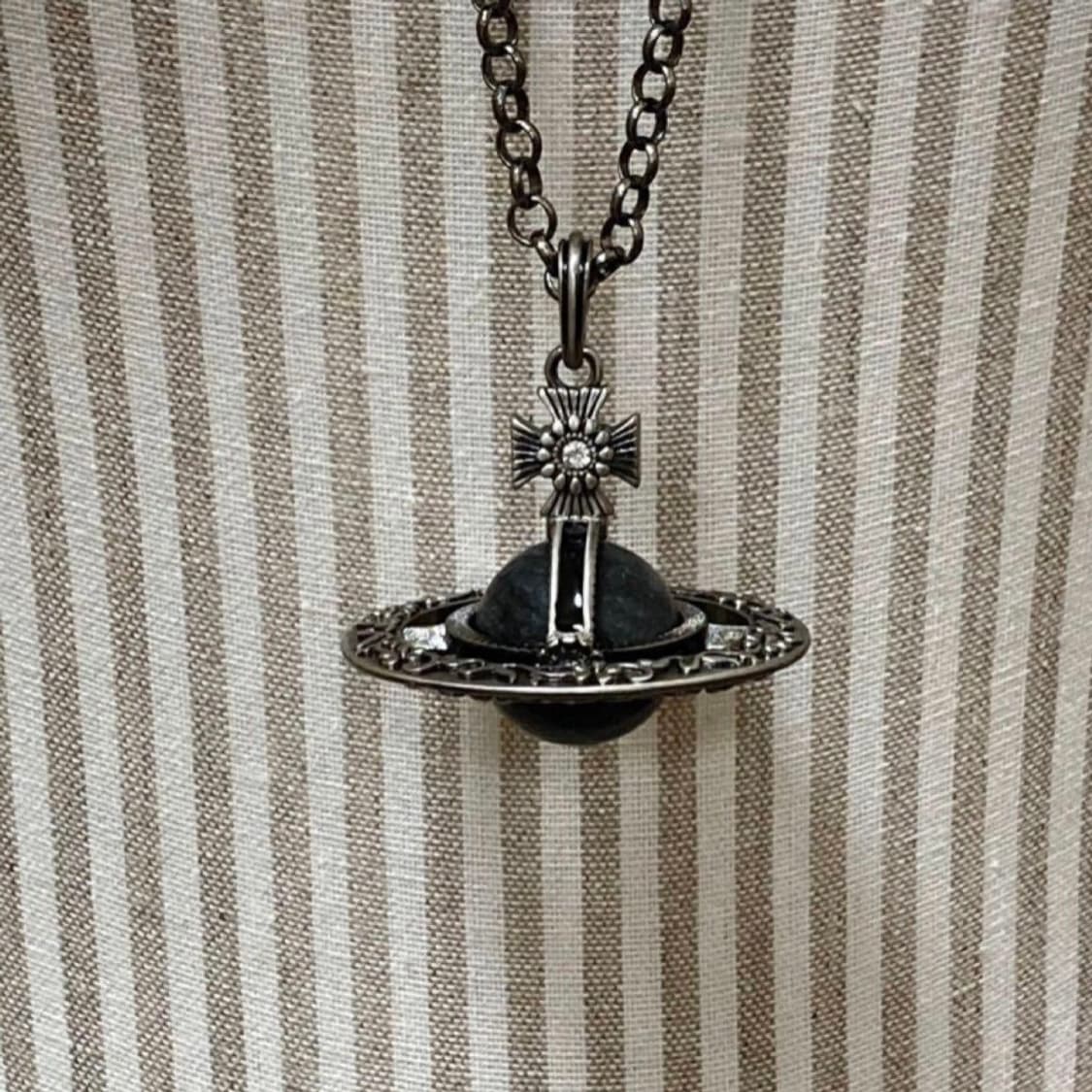 비비안웨스트우드 아카이브 그레이 크리스탈 3d orb팬던트 목걸이 상품이미지5