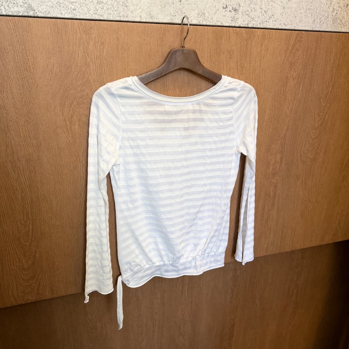 빈티지 브이넥 롱슬리브 티셔츠 스트라이프 패턴 스트링 타이 디테일 화이트 상품이미지2