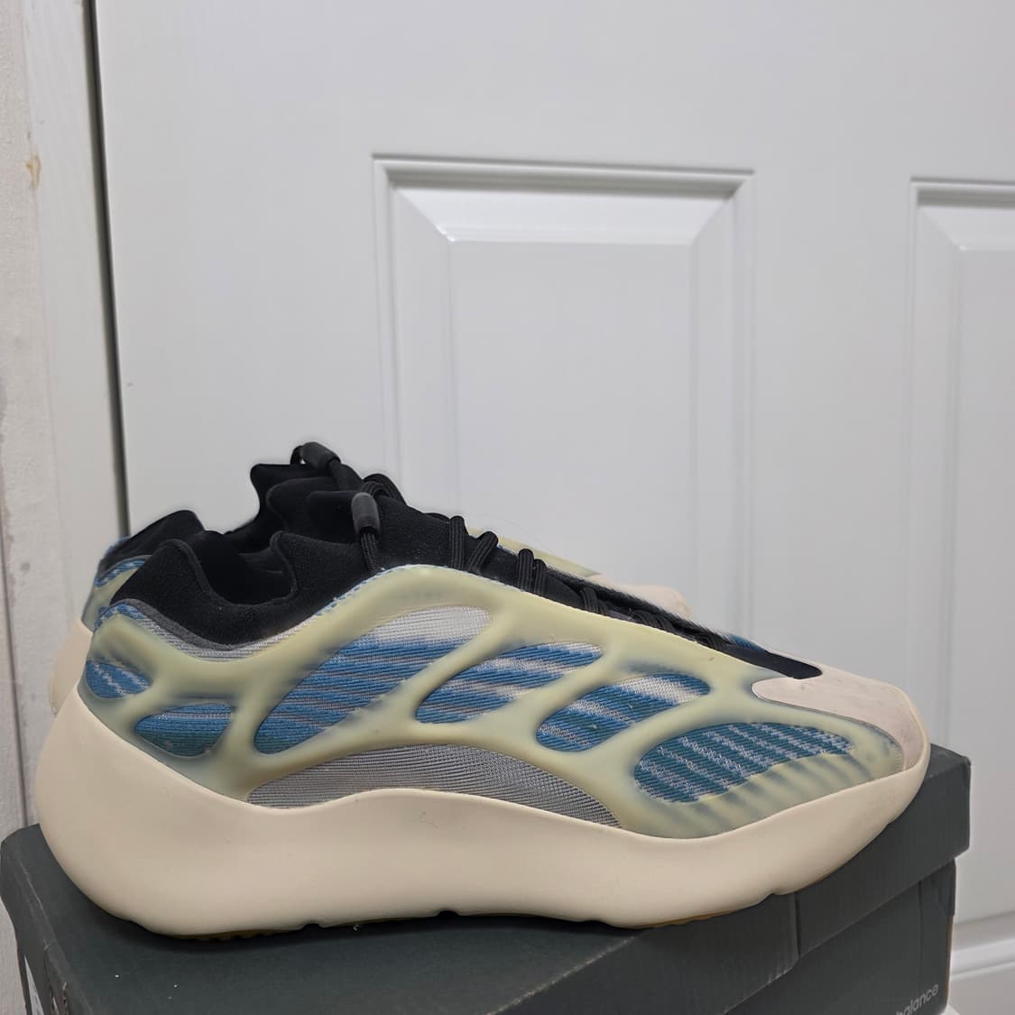 아디다스 이지 700 V3 카이아나이트 285 칸예 신발 상품이미지3