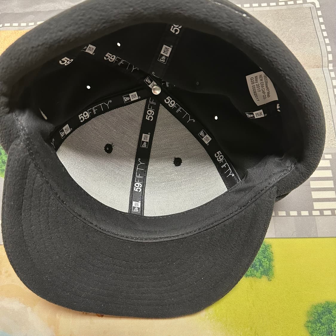 슈프림 폴라텍 이어플랩 뉴에라 블랙 7 1/4 상품이미지5