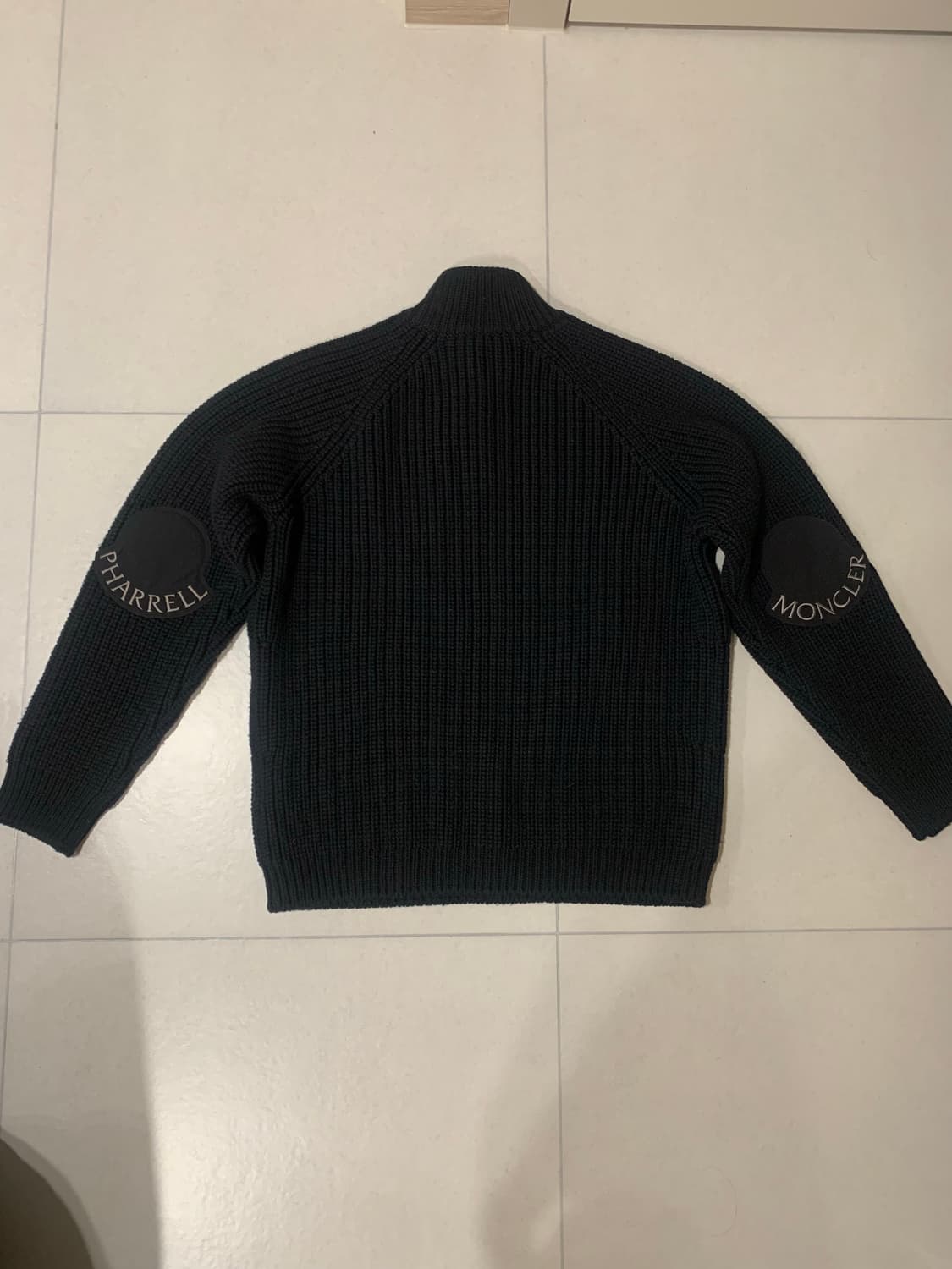 몽클레어 x 퍼렐 울 하프집업 스웨터 상품이미지2