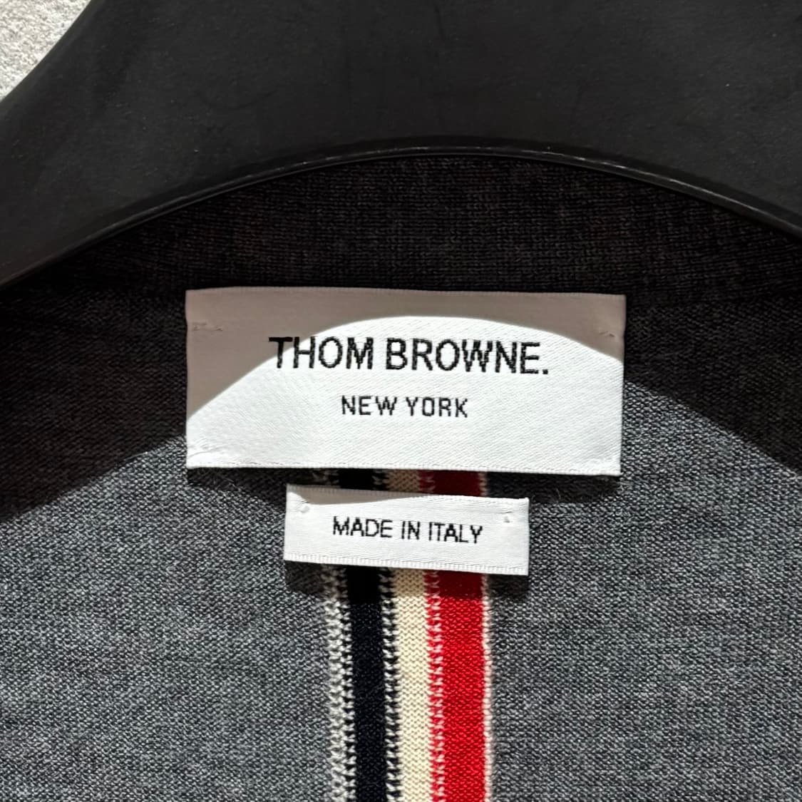 A+ / 2 (98) 톰브라운 백삼선 니트 조끼 가디건 그레이 상품이미지3