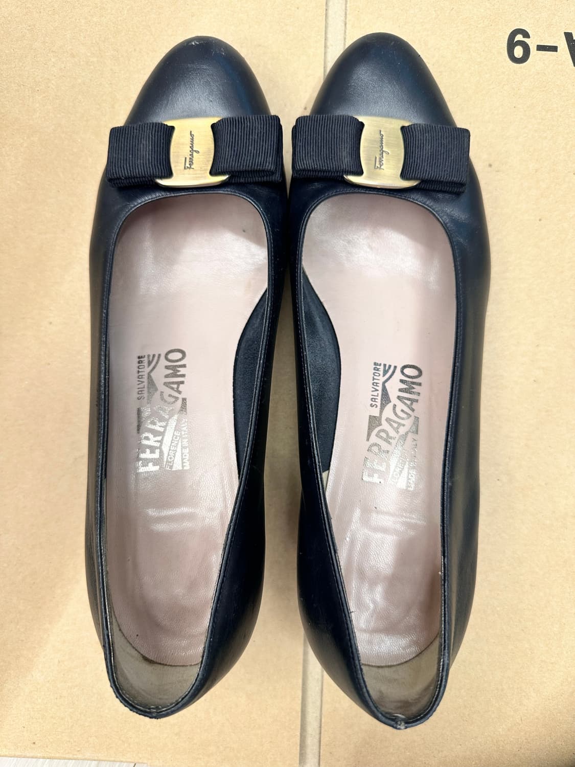 페라가모 네이비 리본 플랫슈즈 상품이미지1