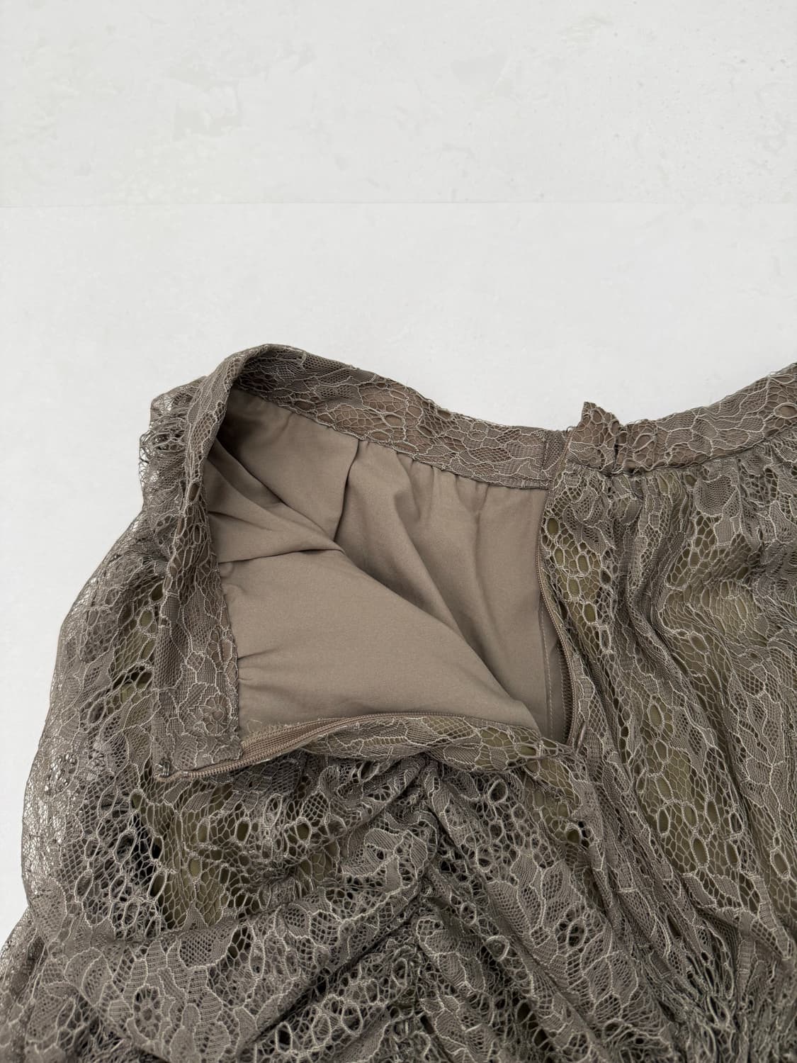 카키 레이스 언발 셔링 스커트  상품이미지7