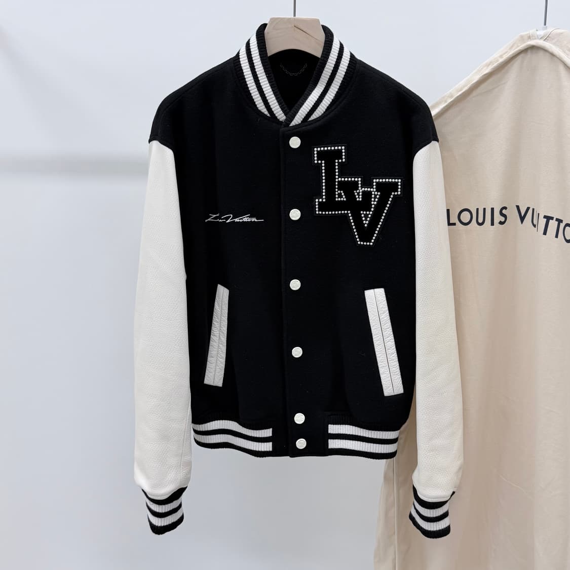 [S급/50] 24FW 루이비통 퍼렐 시그니처 바시티 블루종 자켓 블랙 상품이미지1