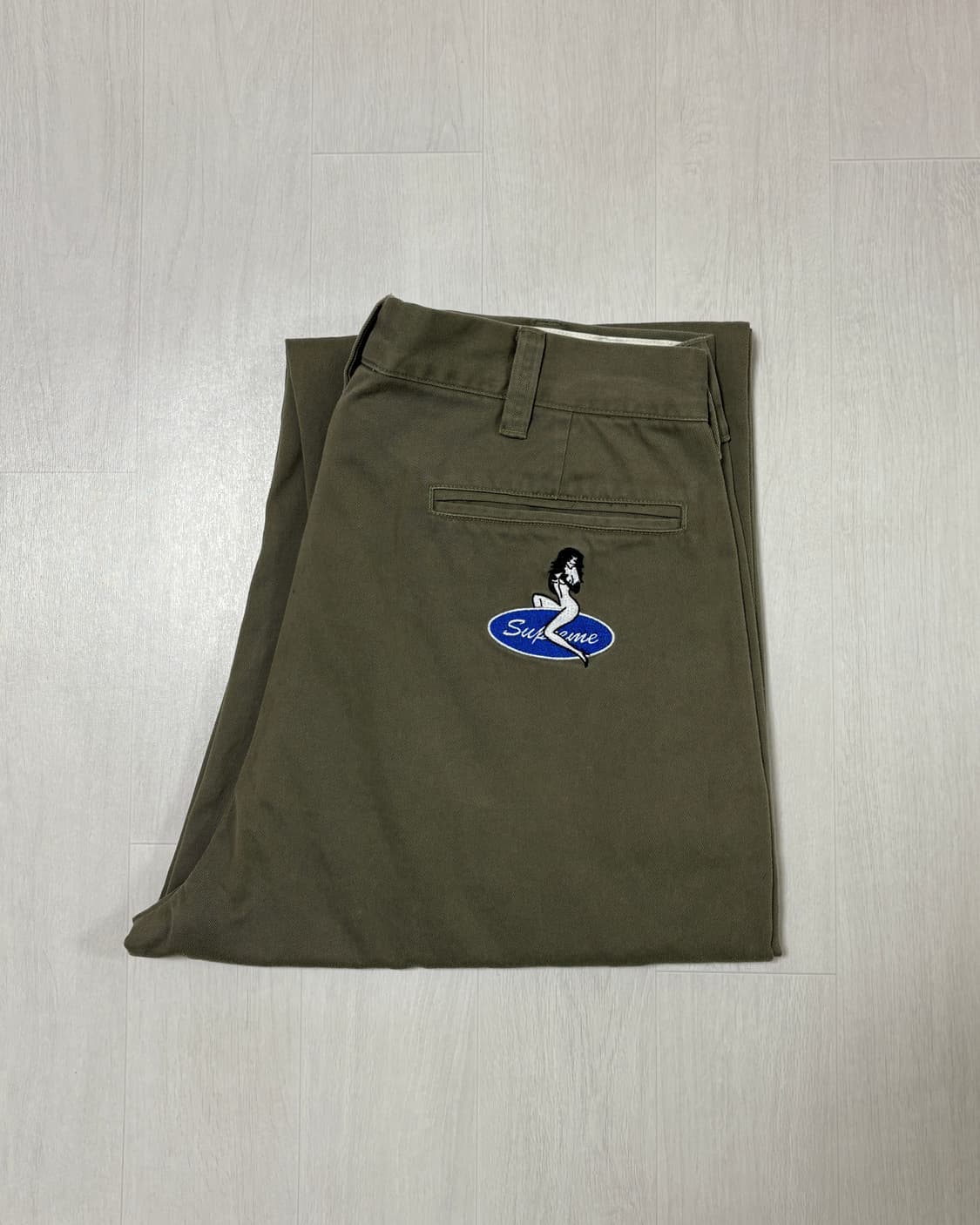 슈프림 23FW 핀업걸 치노팬츠 올리브 (32) 상품이미지3